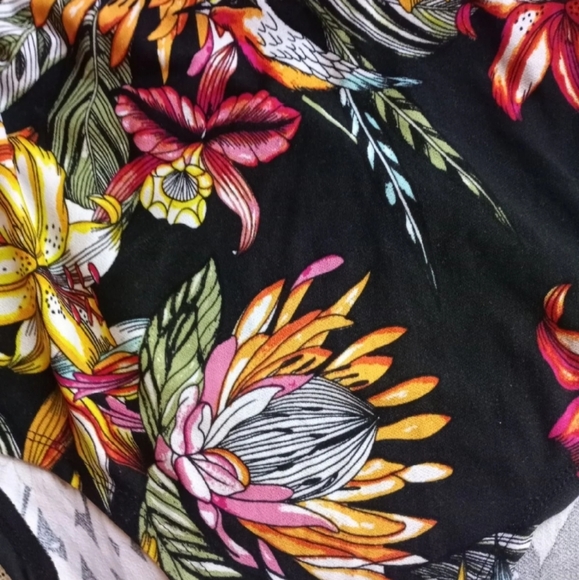 Bold black and floral print bodysuit - Picture 7 of 8